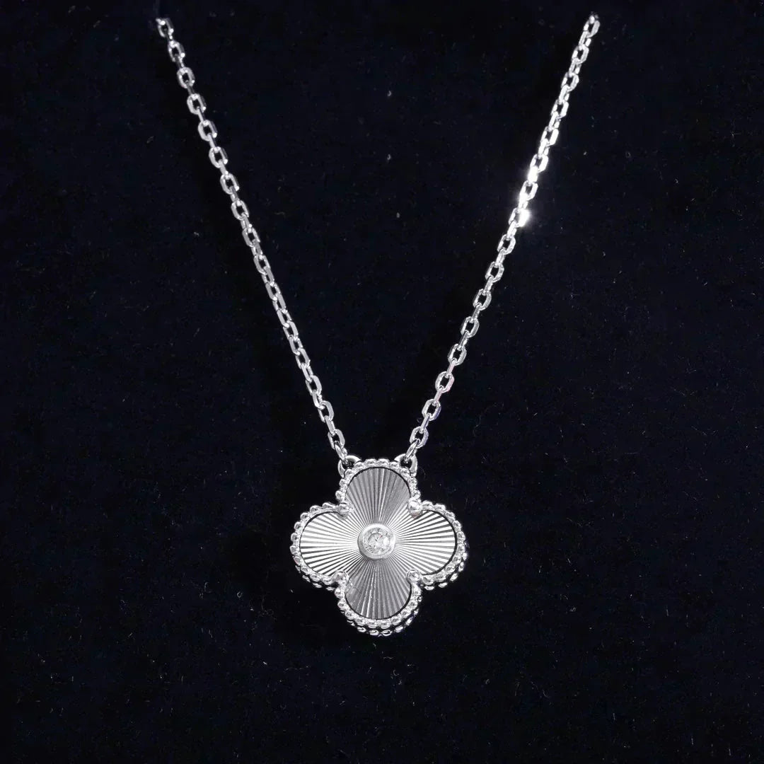 [Vellora Opalyn] CLOVER  15MM DIAMOND LASER NECKLACE SILVER