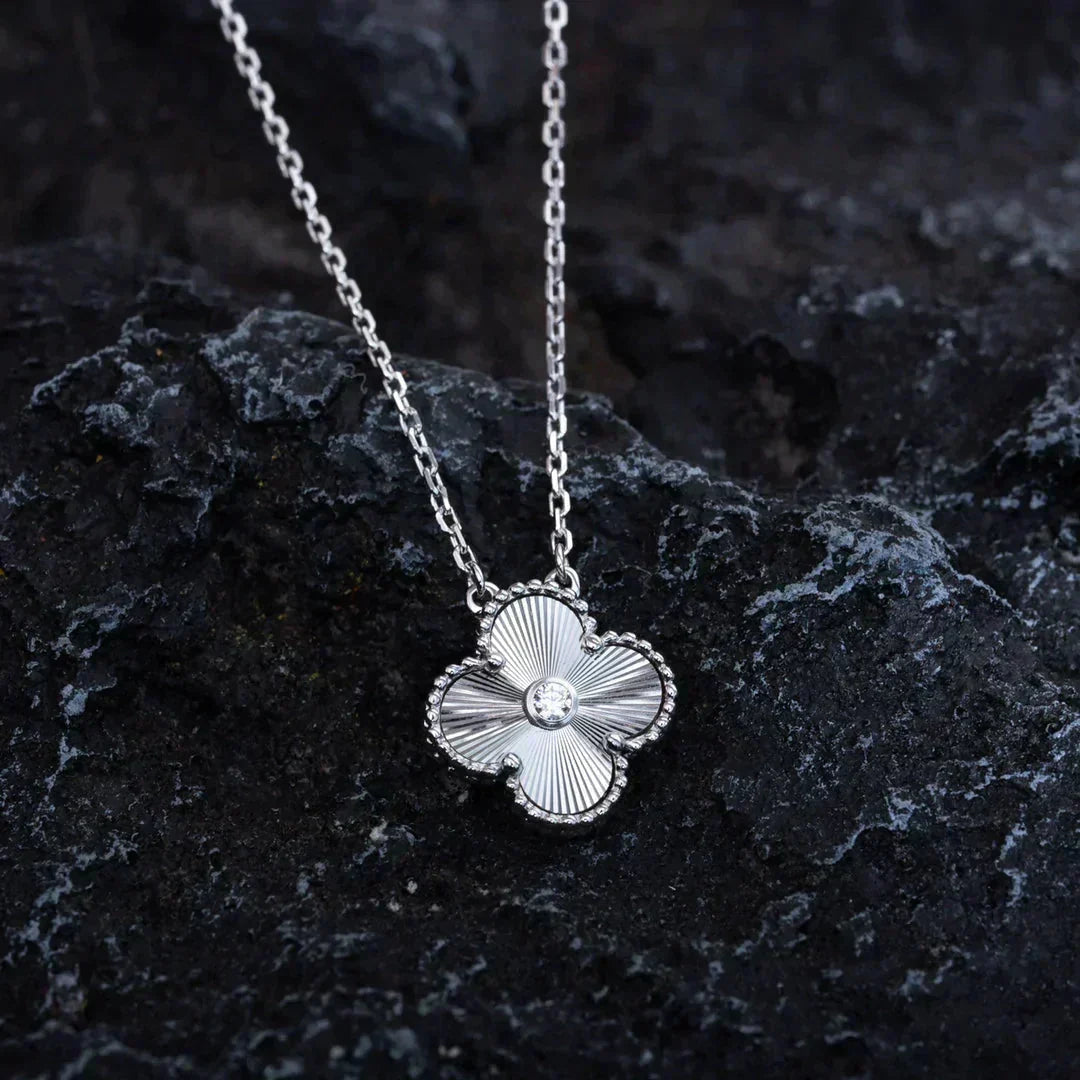 [Vellora Opalyn] CLOVER  15MM DIAMOND LASER NECKLACE SILVER