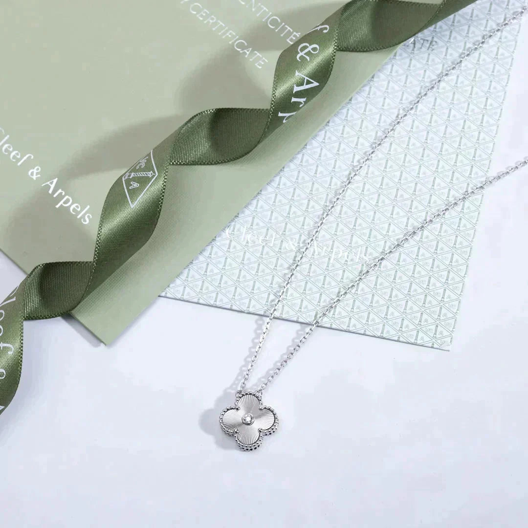 [Vellora Opalyn] CLOVER  15MM DIAMOND LASER NECKLACE SILVER