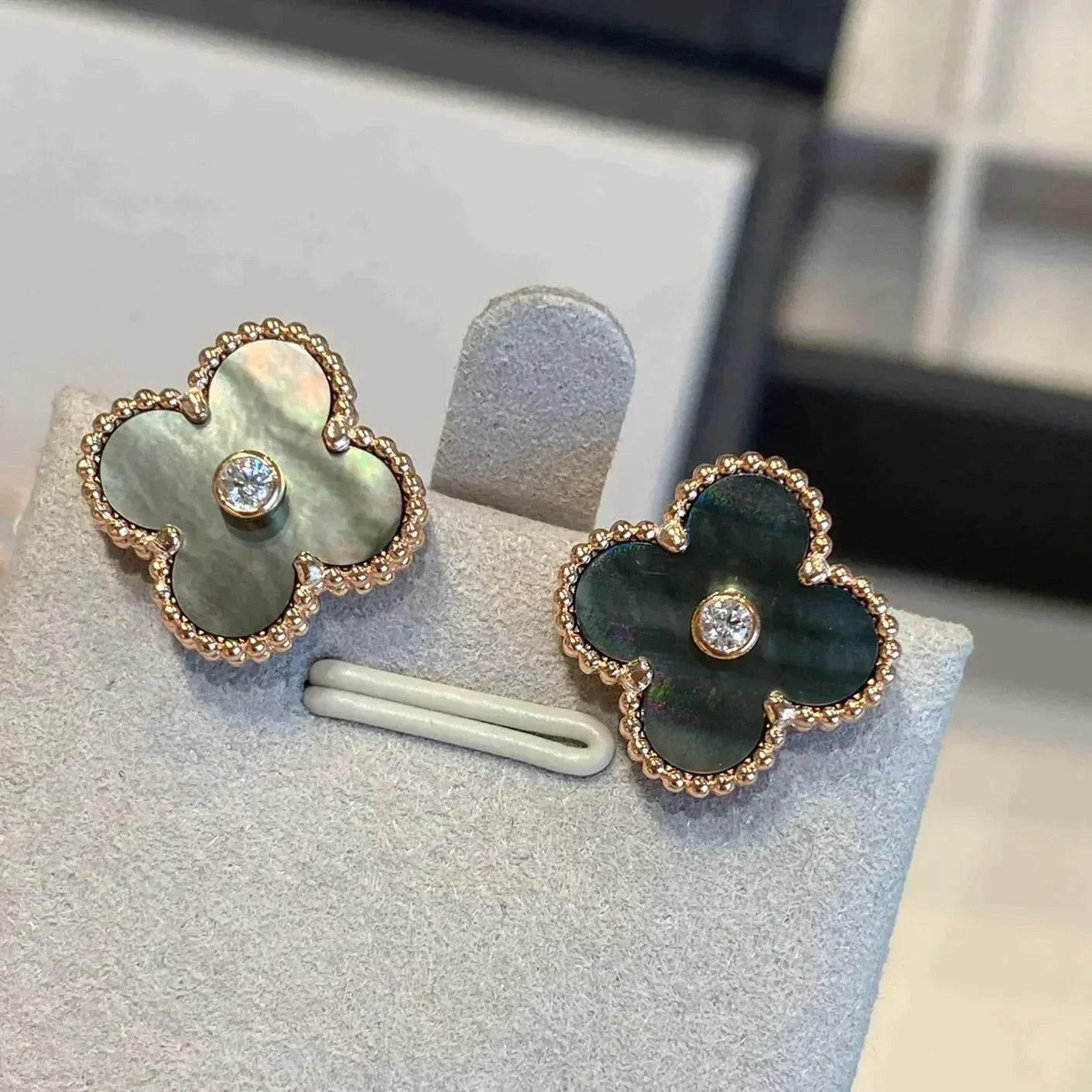 [Vellora Opalyn]CLOVER MEDIUM 1 MOTIFS GRAY MOP  DIAMOND EARRINGS