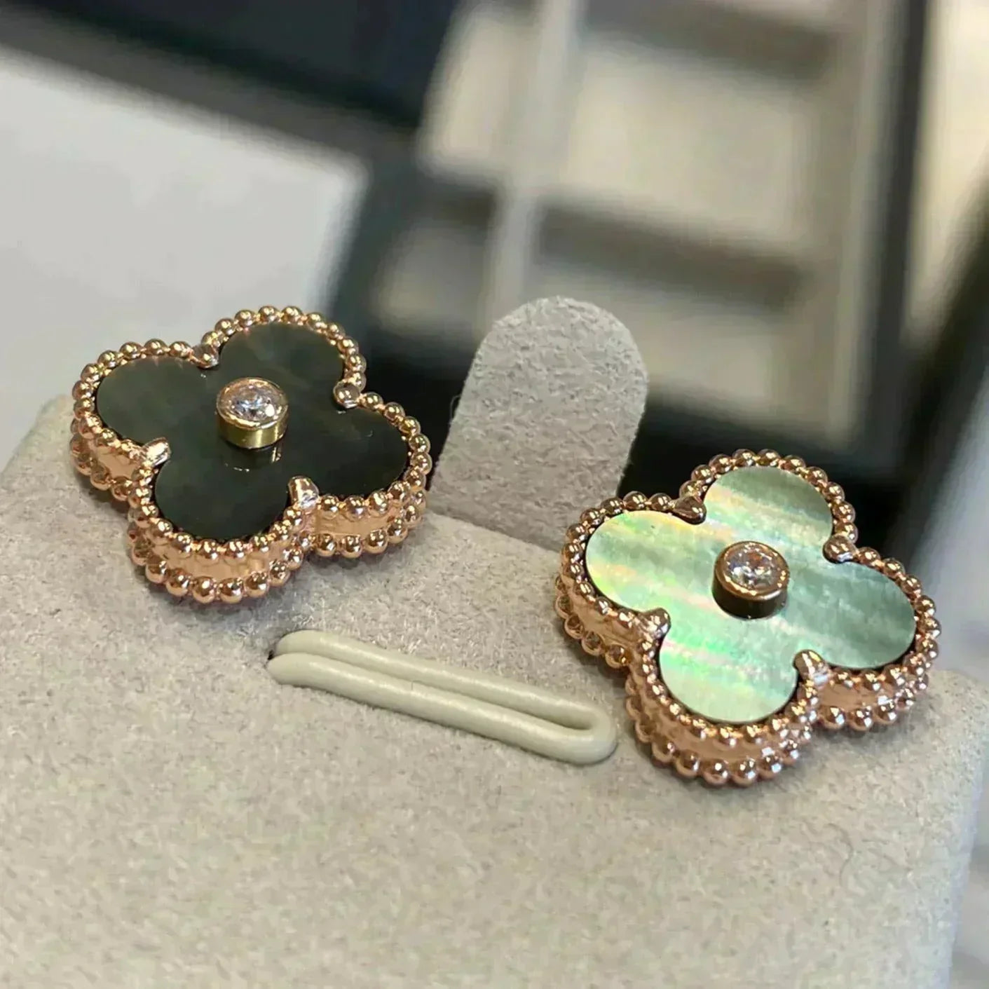[Vellora Opalyn]CLOVER MEDIUM 1 MOTIFS GRAY MOP  DIAMOND EARRINGS
