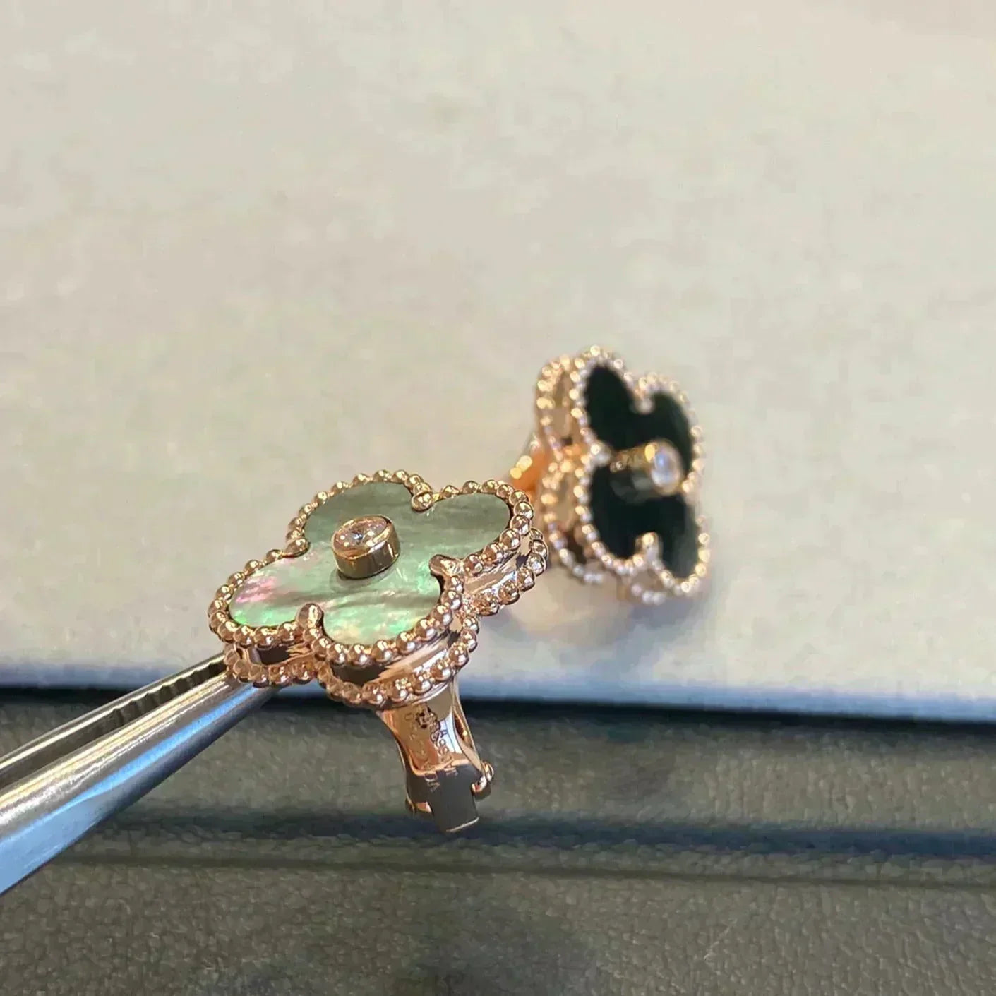 [Vellora Opalyn]CLOVER MEDIUM 1 MOTIFS GRAY MOP  DIAMOND EARRINGS