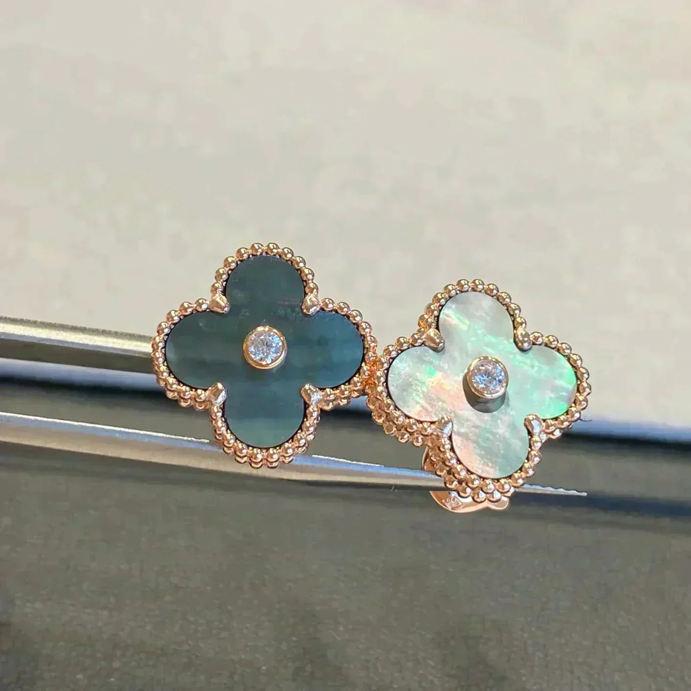 [Vellora Opalyn]CLOVER MEDIUM 1 MOTIFS GRAY MOP  DIAMOND EARRINGS