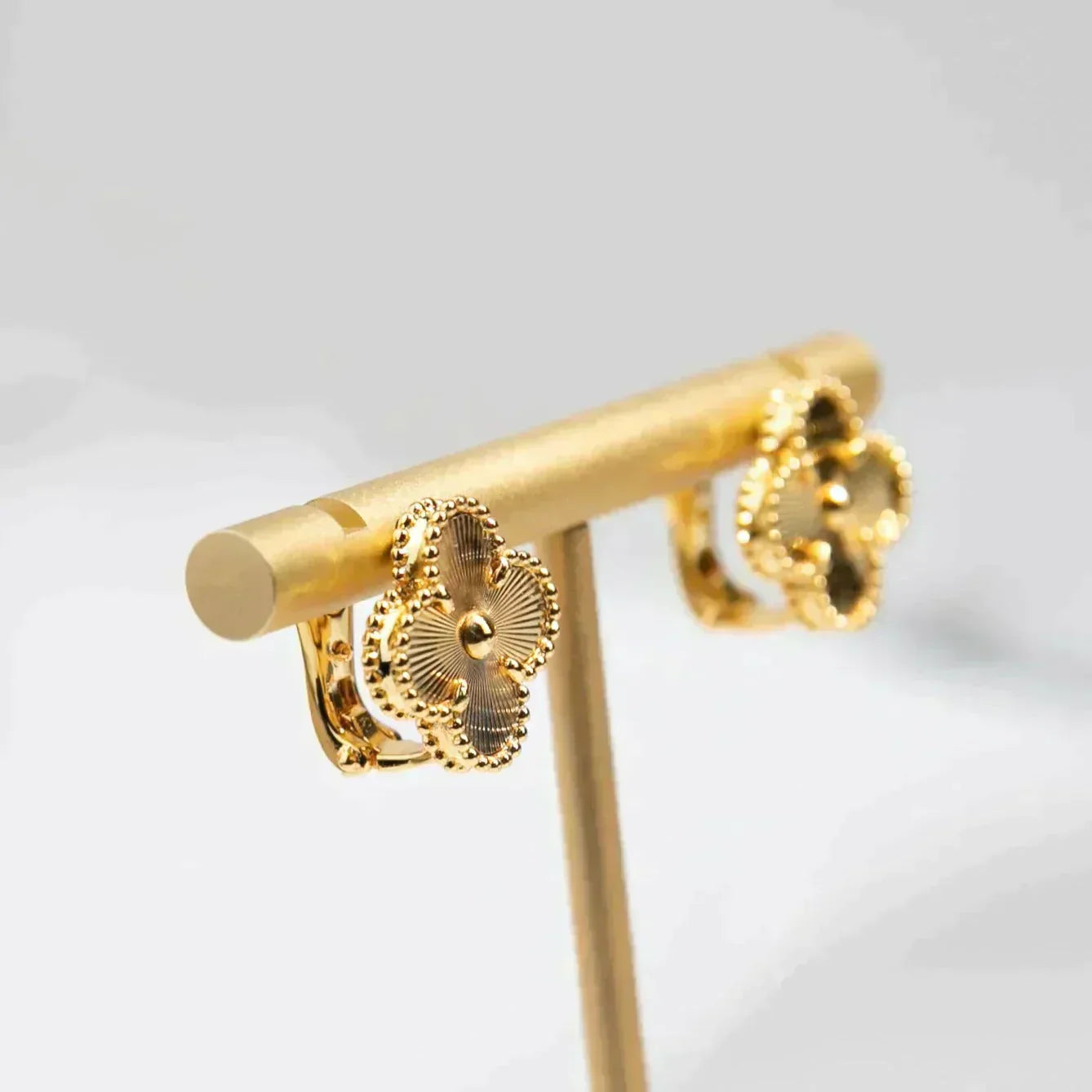 [Vellora Opalyn]CLOVER MEDIUM 1 MOTIFS LASER EARRINGS