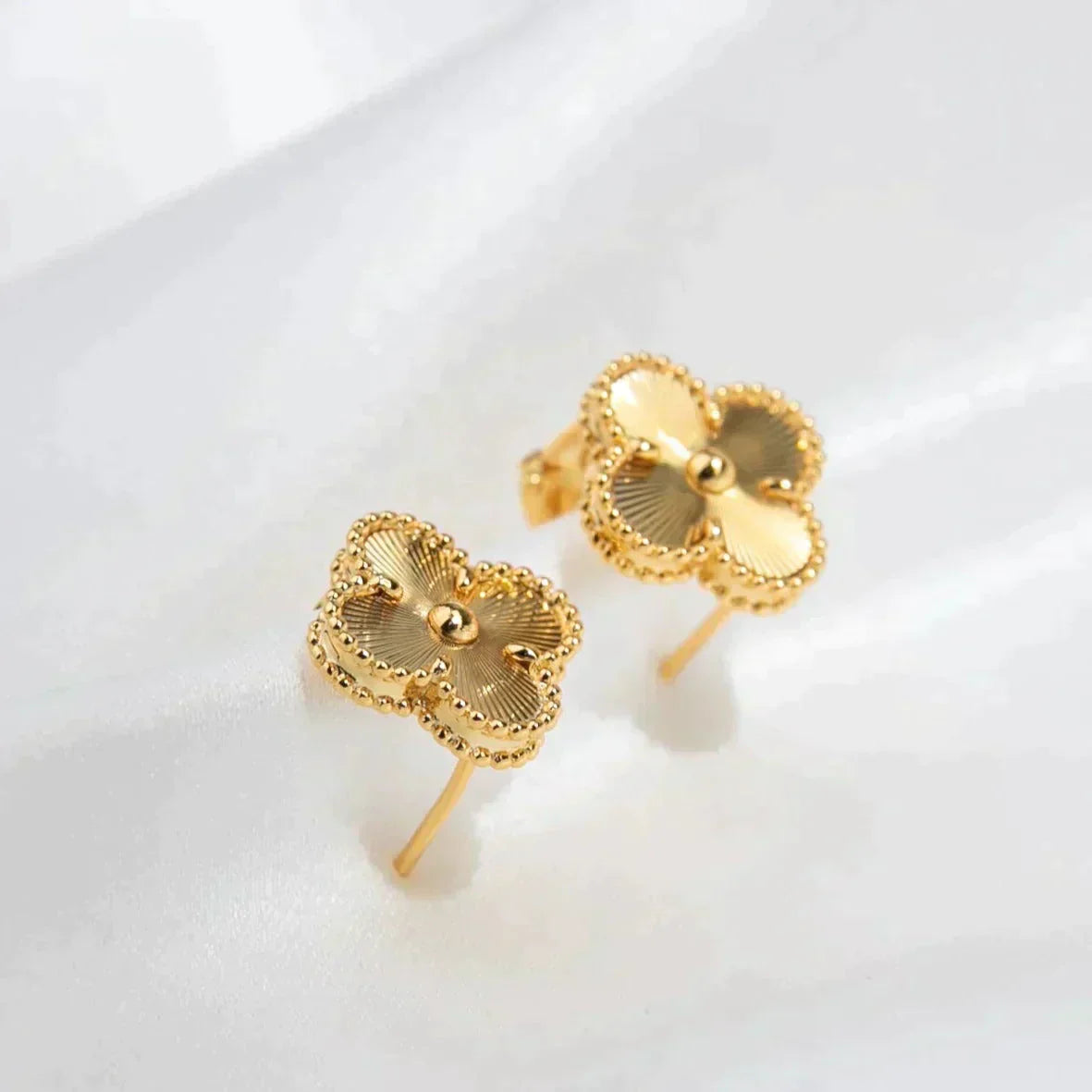 [Vellora Opalyn]CLOVER MEDIUM 1 MOTIFS LASER EARRINGS