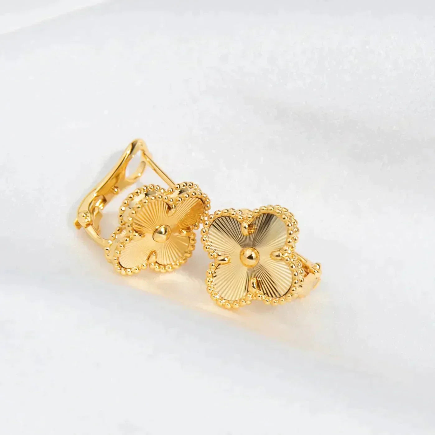 [Vellora Opalyn]CLOVER MEDIUM 1 MOTIFS LASER EARRINGS