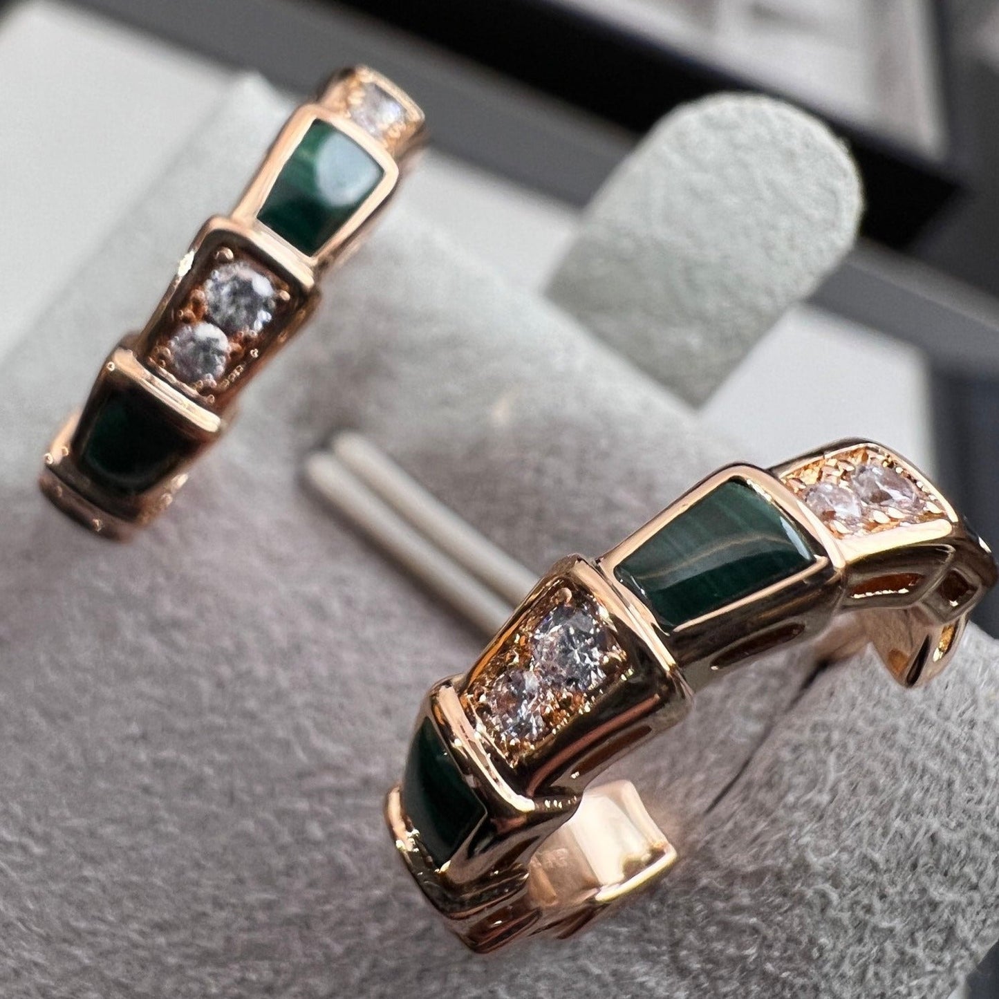 [Vellora Opalyn]SERPENTI MALACHITE PINK GOLD EARRINGS