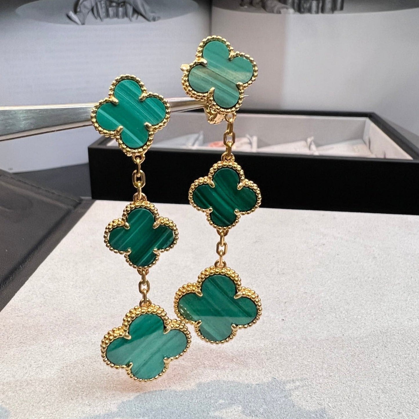 [Vellora Opalyn]CLOVER MALACHITE 3 MOTIFS GOLD