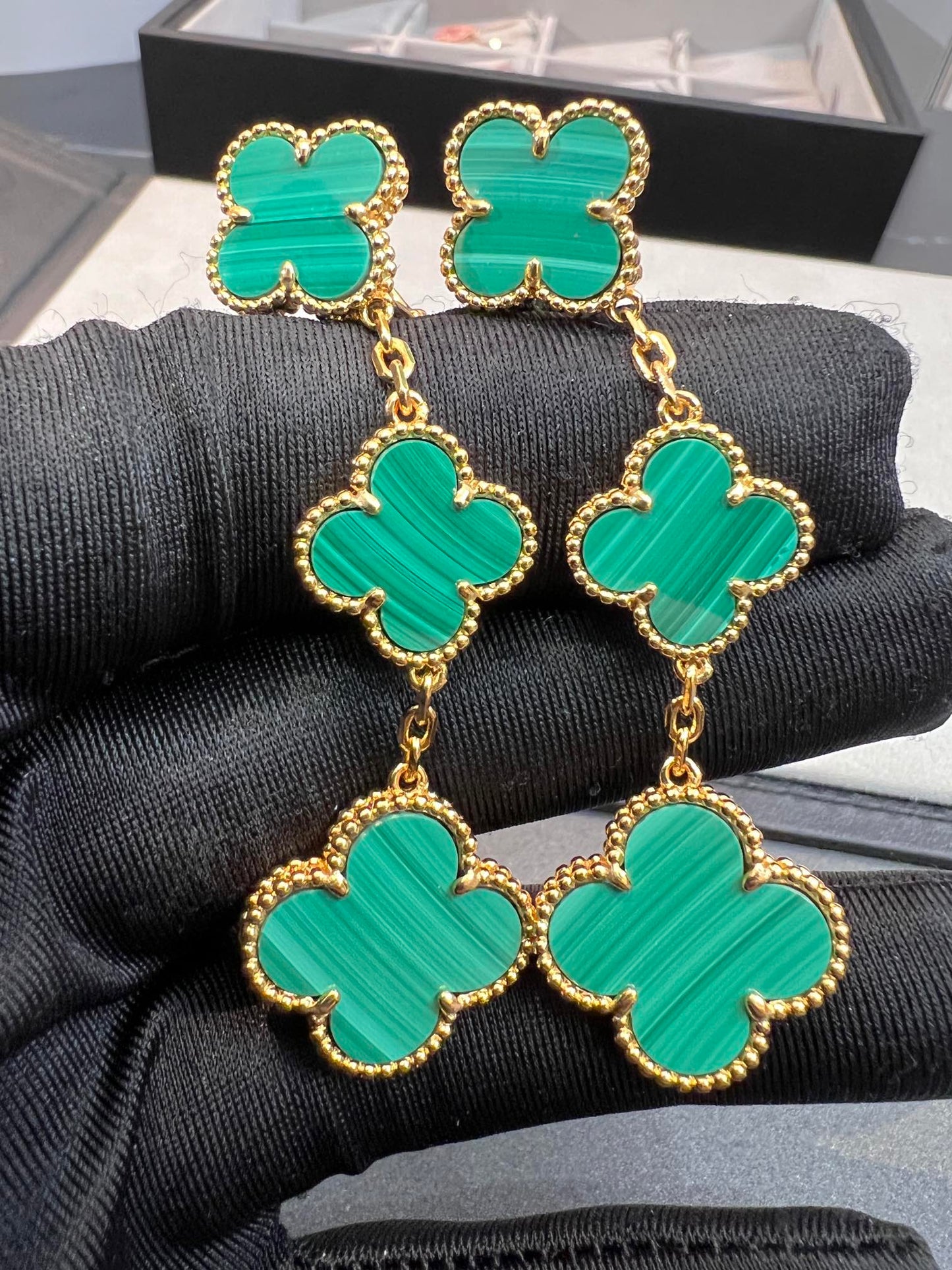[Vellora Opalyn]CLOVER MALACHITE 3 MOTIFS GOLD