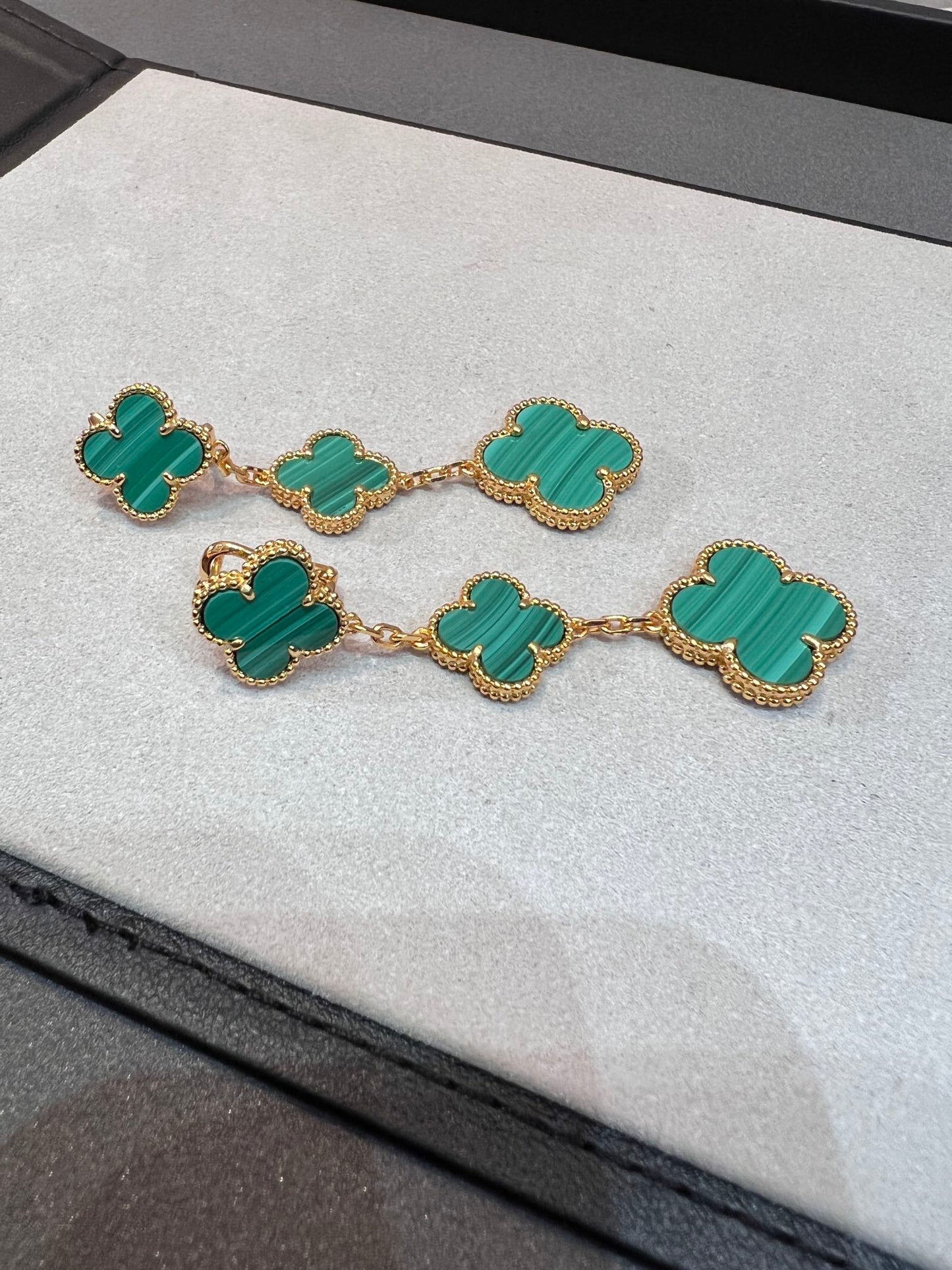[Vellora Opalyn]CLOVER MALACHITE 3 MOTIFS GOLD