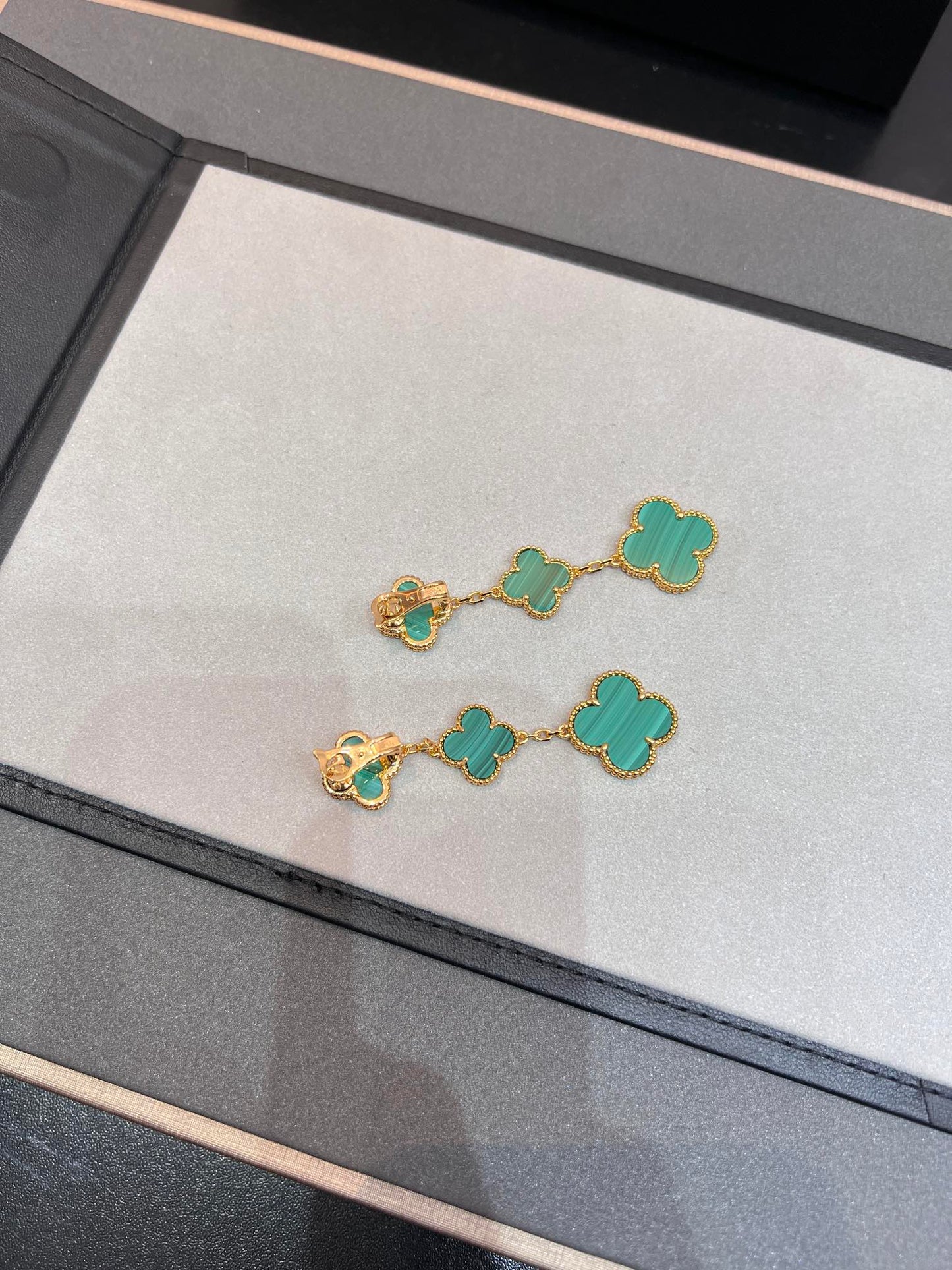 [Vellora Opalyn]CLOVER MALACHITE 3 MOTIFS GOLD