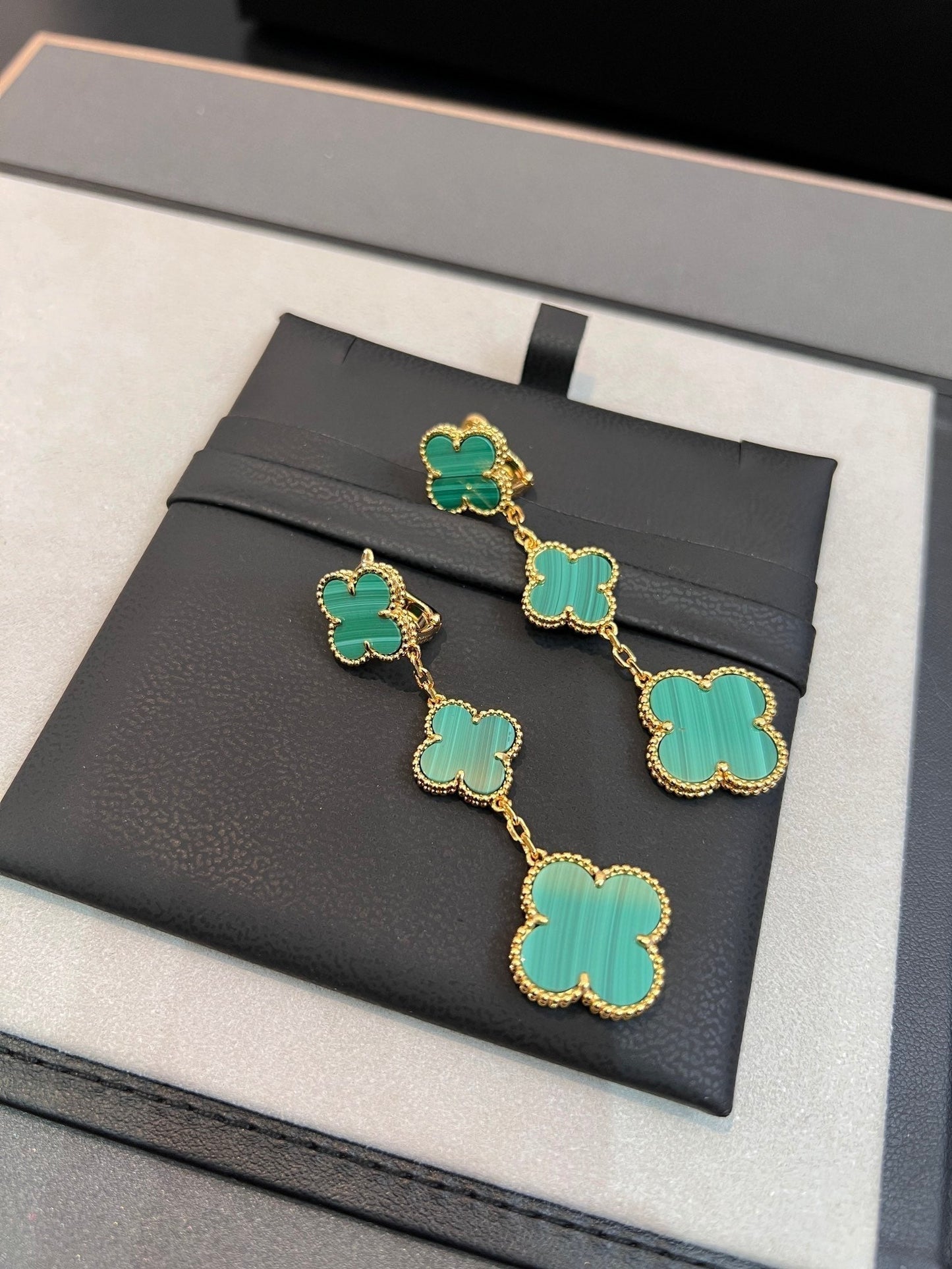 [Vellora Opalyn]CLOVER MALACHITE 3 MOTIFS GOLD