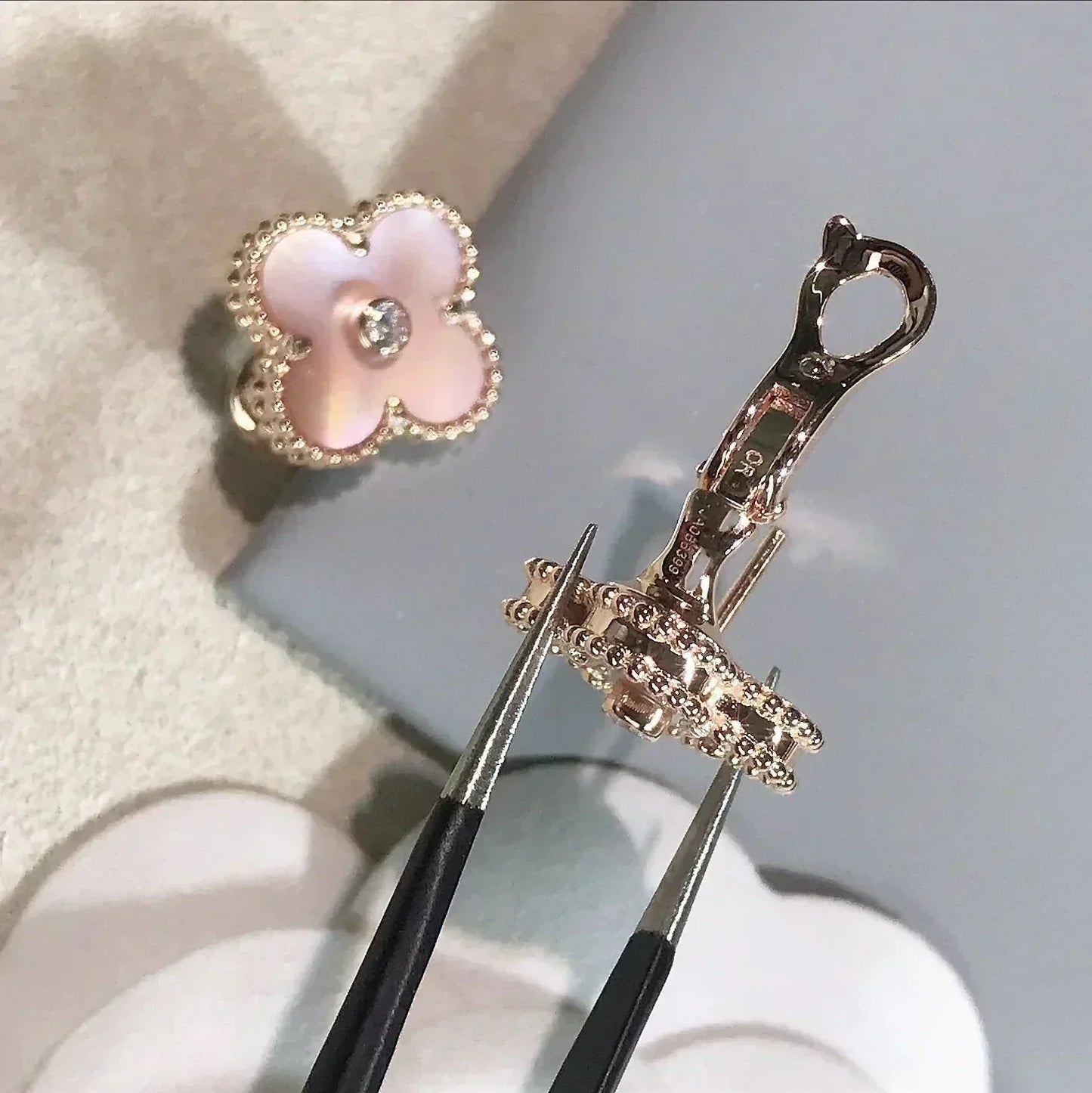 [Vellora Opalyn]CLOVER MEDIUM 1 MOTIFS  PINK MOP DIAMOND EARRINGS