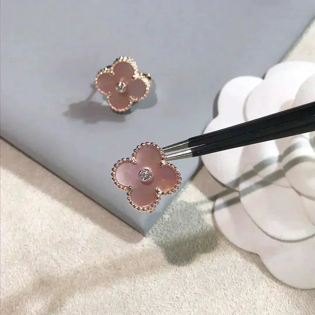 [Vellora Opalyn]CLOVER MEDIUM 1 MOTIFS  PINK MOP DIAMOND EARRINGS
