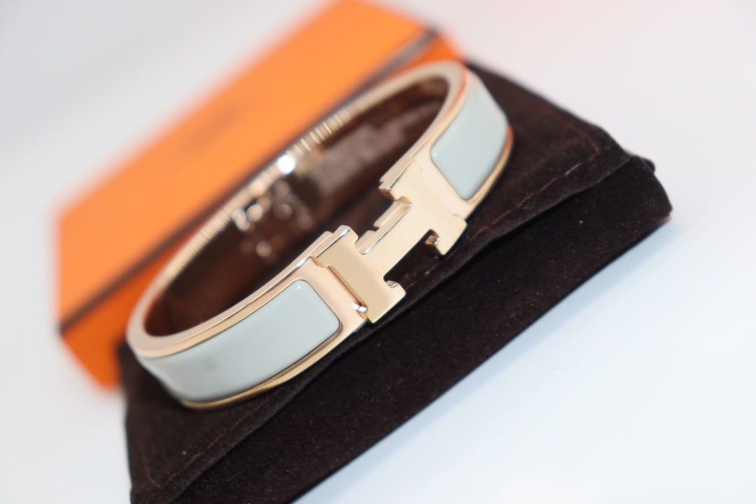 [Vellora Opalyn]H LIGHT BLUE BRACELET