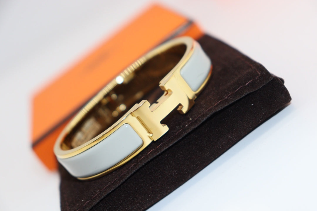 [Vellora Opalyn]H LIGHT BLUE BRACELET