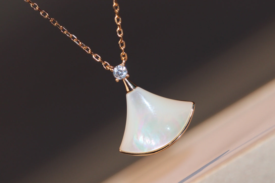 [Vellora Opalyn]DREAM NECKLACE WHITE MOP PINK GOLD 1 DIAMOND