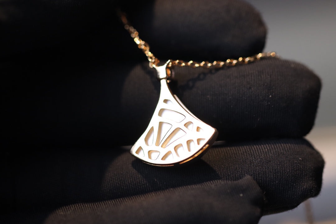[Vellora Opalyn]DREAM NECKLACE WHITE MOP PINK GOLD 1 DIAMOND