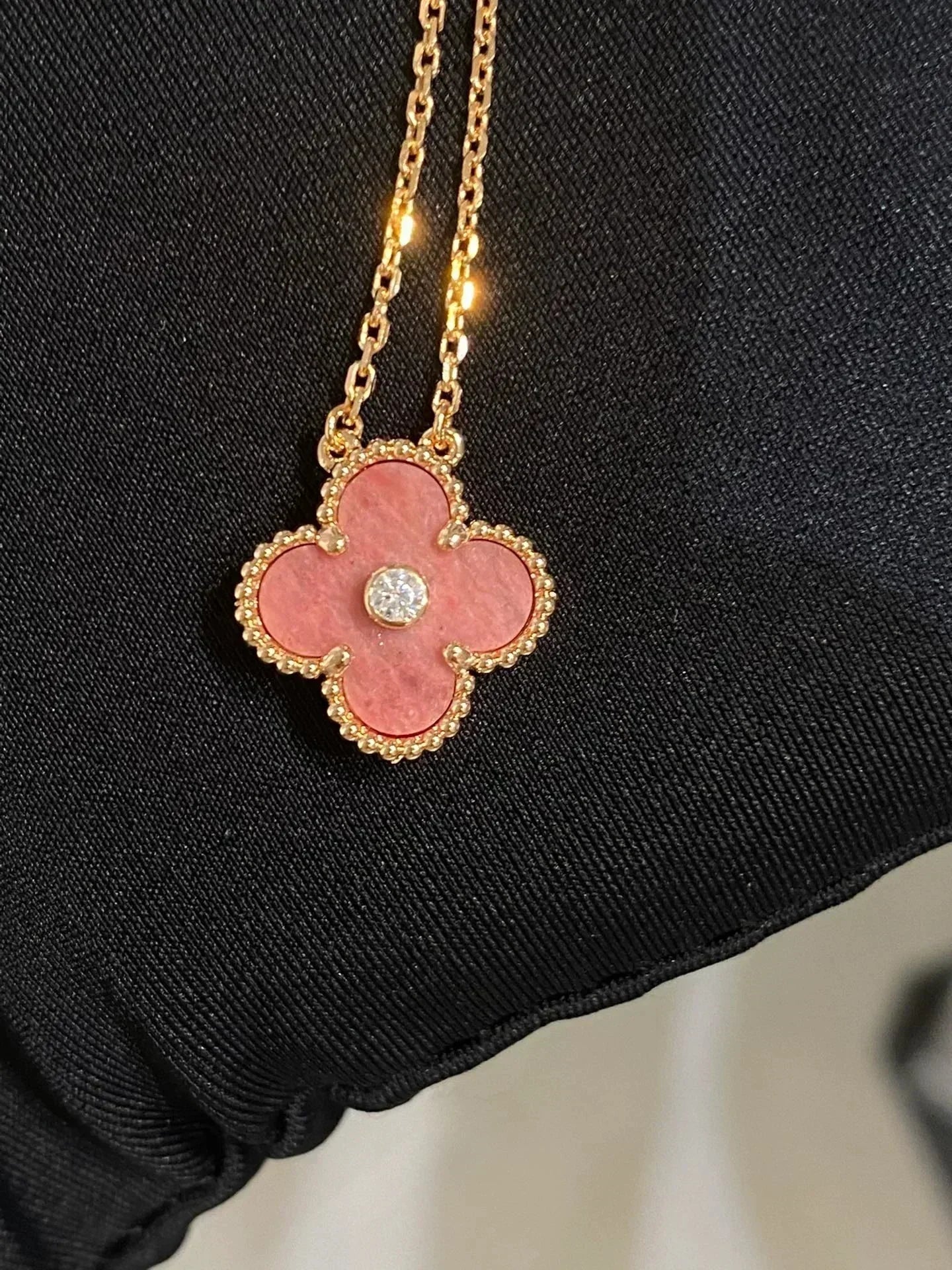 [Vellora Opalyn]CLOVER 15MM DIAMOND RHODONITE NECKLACE