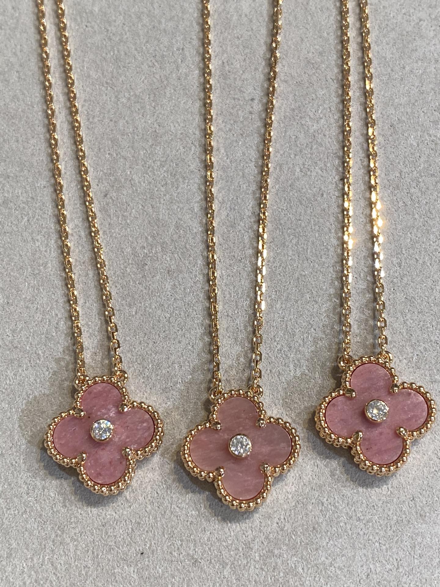 [Vellora Opalyn]CLOVER 15MM DIAMOND RHODONITE NECKLACE