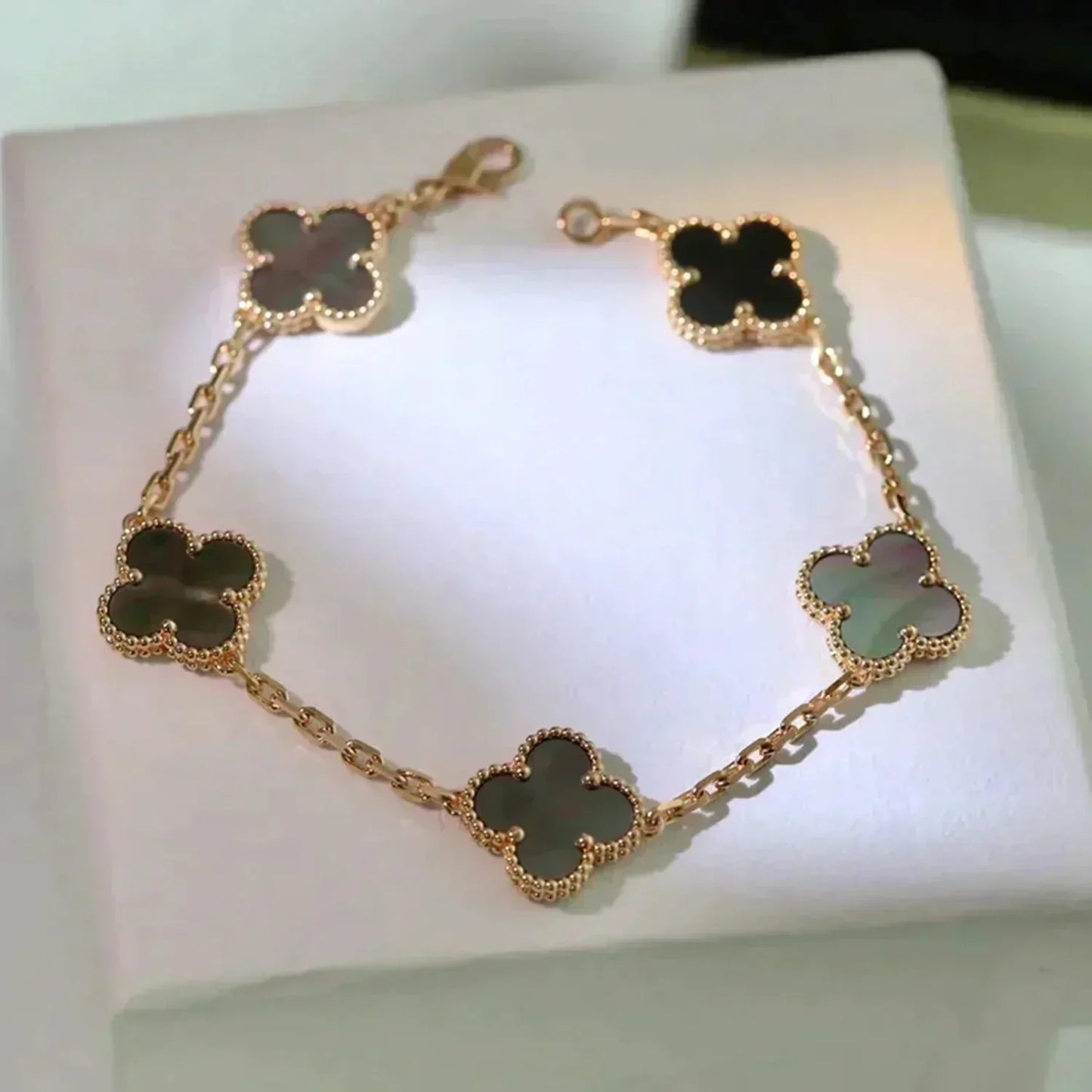 [Vellora Opalyn]CLOVER 5 MOTIF GRAY MOP  BRACELET