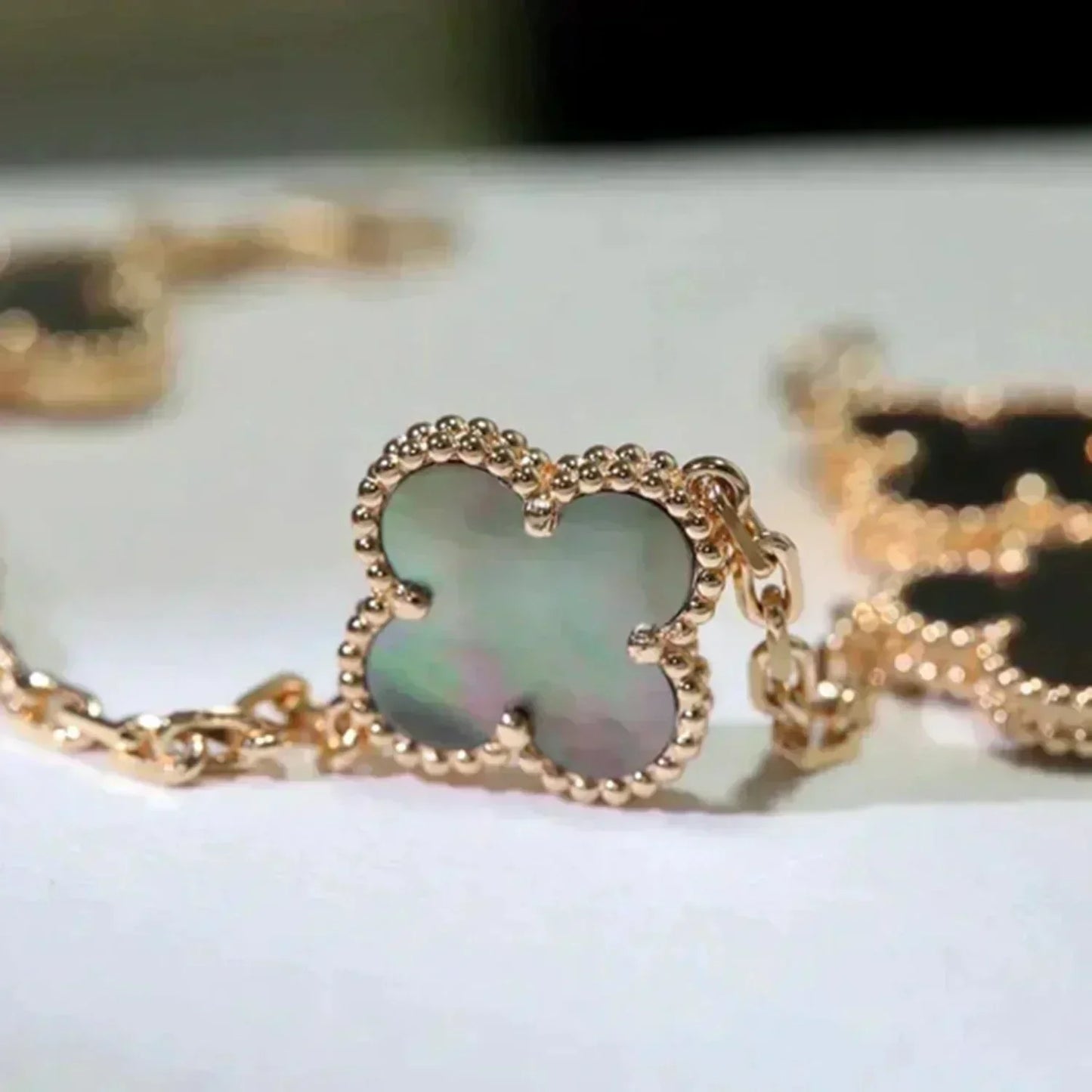 [Vellora Opalyn]CLOVER 5 MOTIF GRAY MOP  BRACELET
