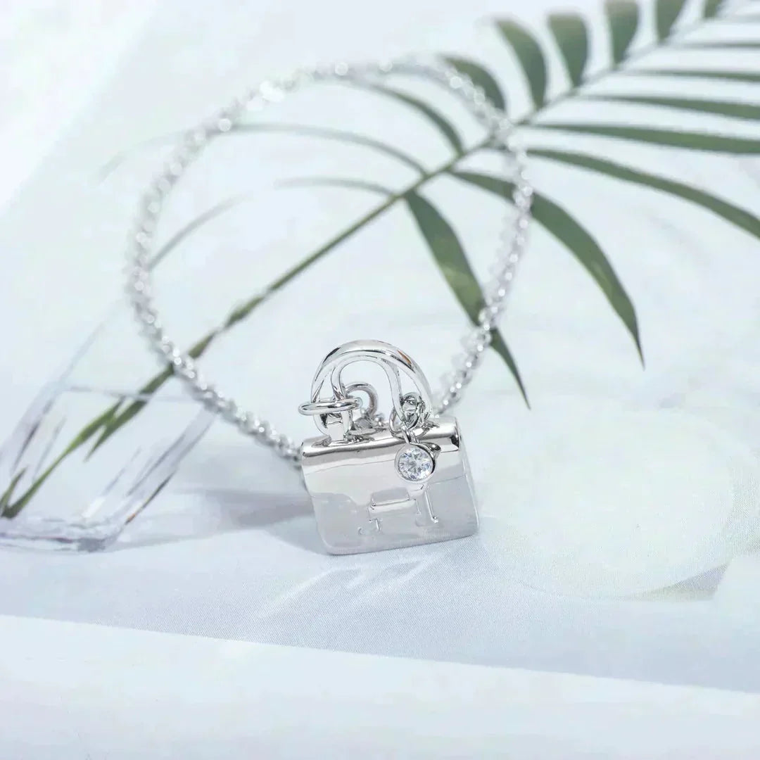 [Vellora Opalyn]AMULETTE PEDANT SILVER NECKLACE
