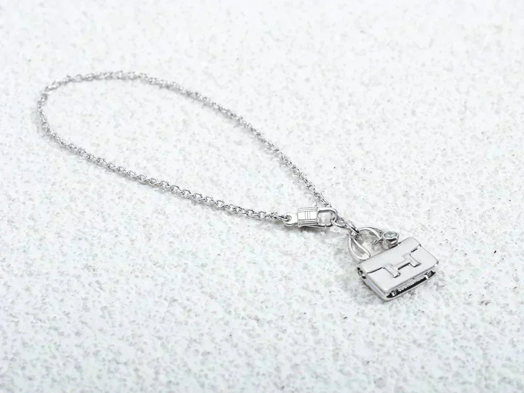 [Vellora Opalyn]AMULETTE PEDANT SILVER NECKLACE
