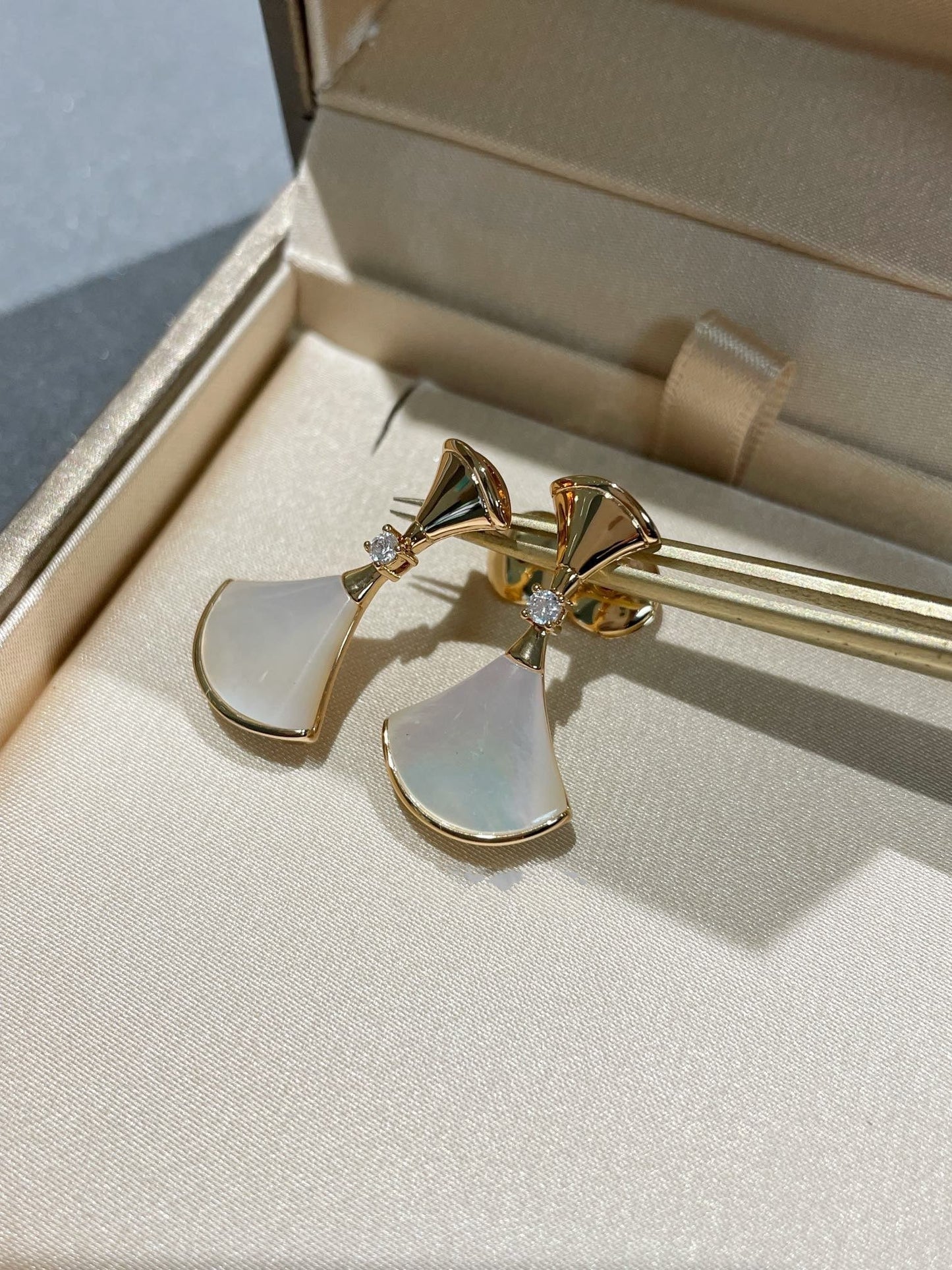 [Vellora Opalyn]DREAM MOP 1 DIAMOND EARRINGS