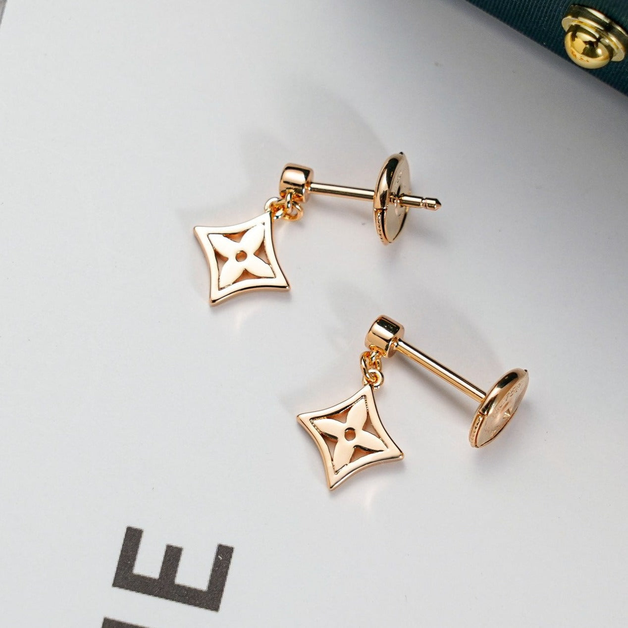[Vellora Opalyn]STAR EARRINGS GOLD