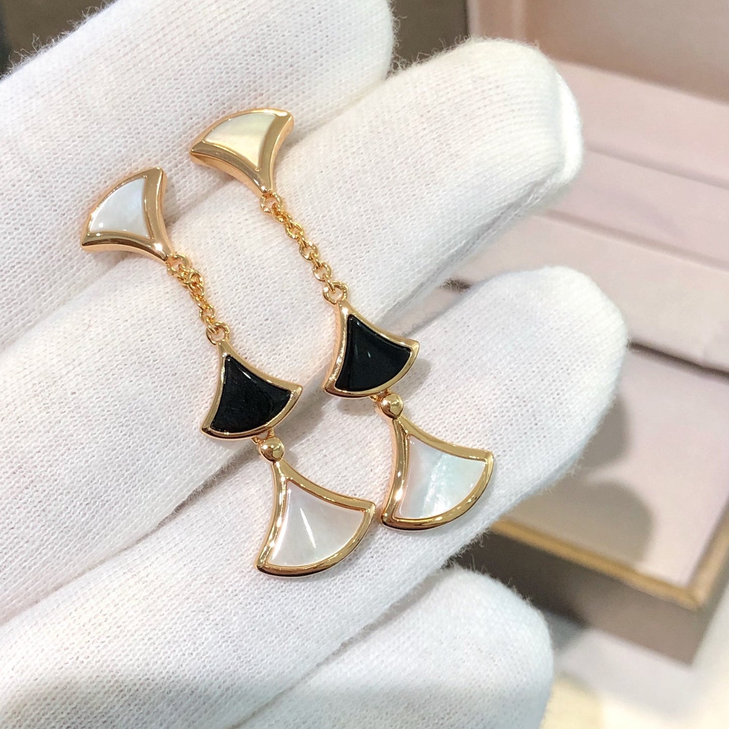 [Vellora Opalyn]DREAM EARRINGS 3 MOTIFS ONYX MOP PINK GOLD