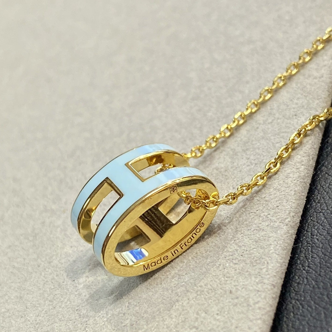 [Vellora Opalyn]POP H LIGHT BLUE NECKLACE