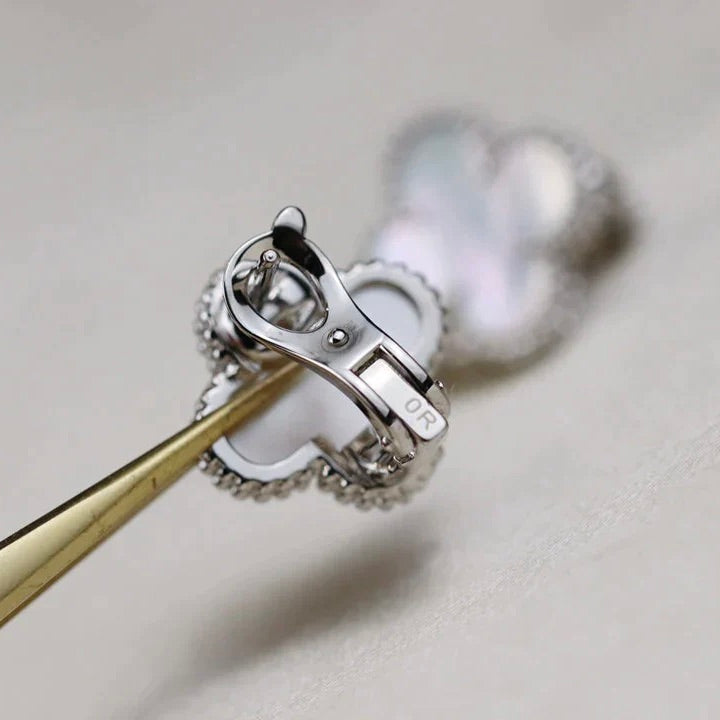 [Vellora Opalyn] CLOVER MEDIUM 1 MOTIFS  WHITE MOP EARRINGS SILVER
