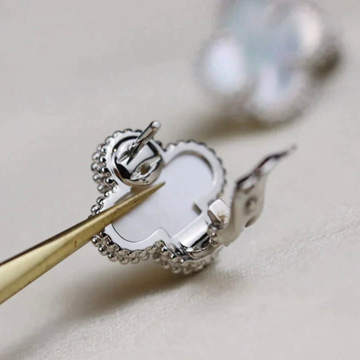 [Vellora Opalyn] CLOVER MEDIUM 1 MOTIFS  WHITE MOP EARRINGS SILVER