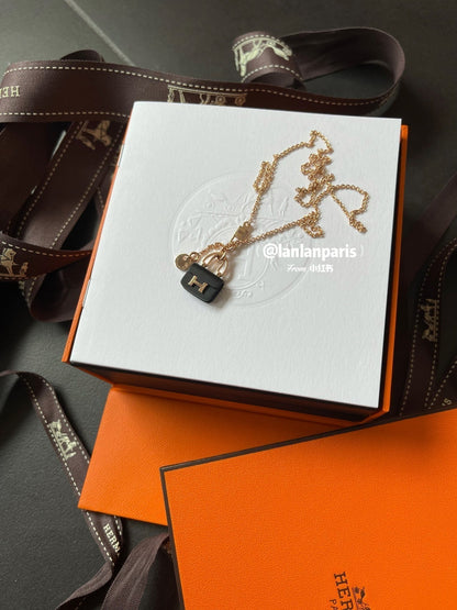 [Vellora Opalyn]CONSTANCE BLACK PEDANT PINK GOLD NECKLACE