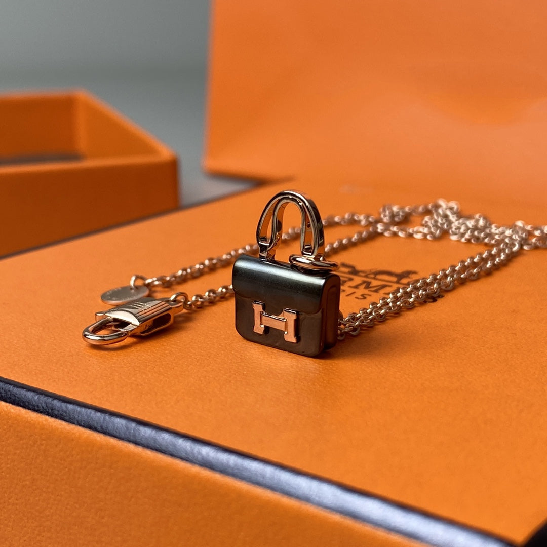 [Vellora Opalyn]CONSTANCE BLACK PEDANT PINK GOLD NECKLACE