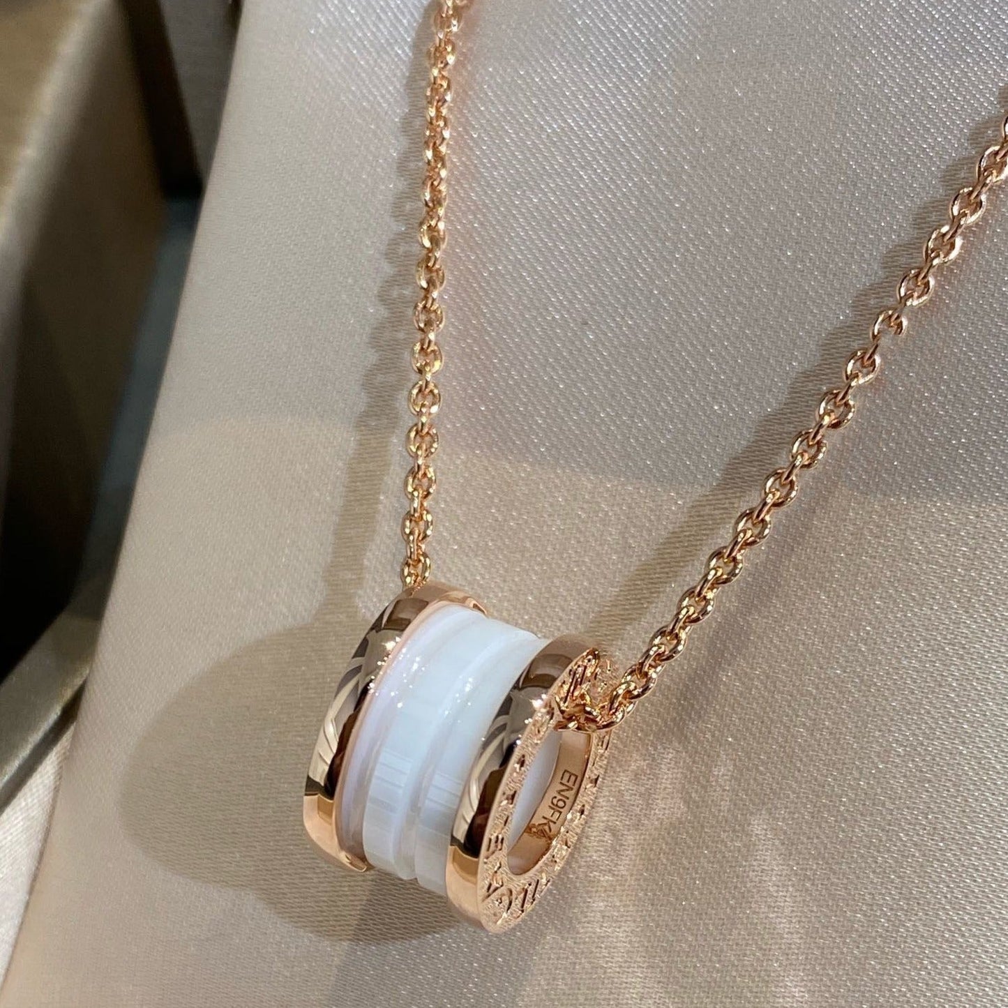 [Vellora Opalyn]ZERO 1 WHITE CERAMIC PINK GOLD NECKLACE