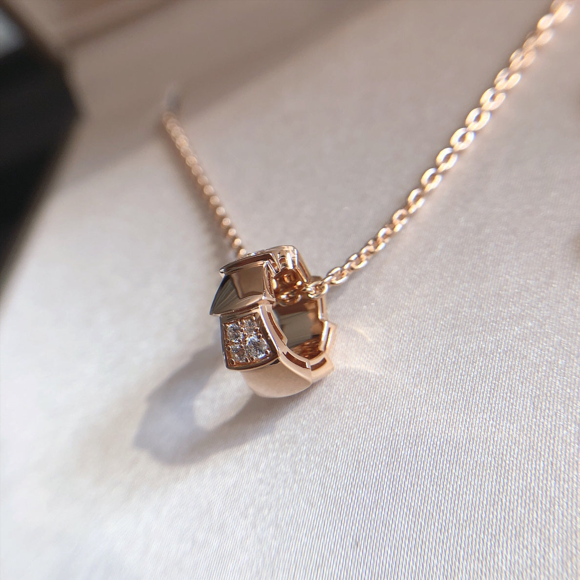 [Vellora Opalyn] SERPENTI PEDANT DIAMOND PINK GOLD NECKLACE