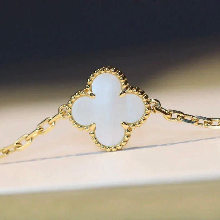 [Vellora Opalyn]CLOVER 20 MOTIFS WHITE MOP NECKLACE