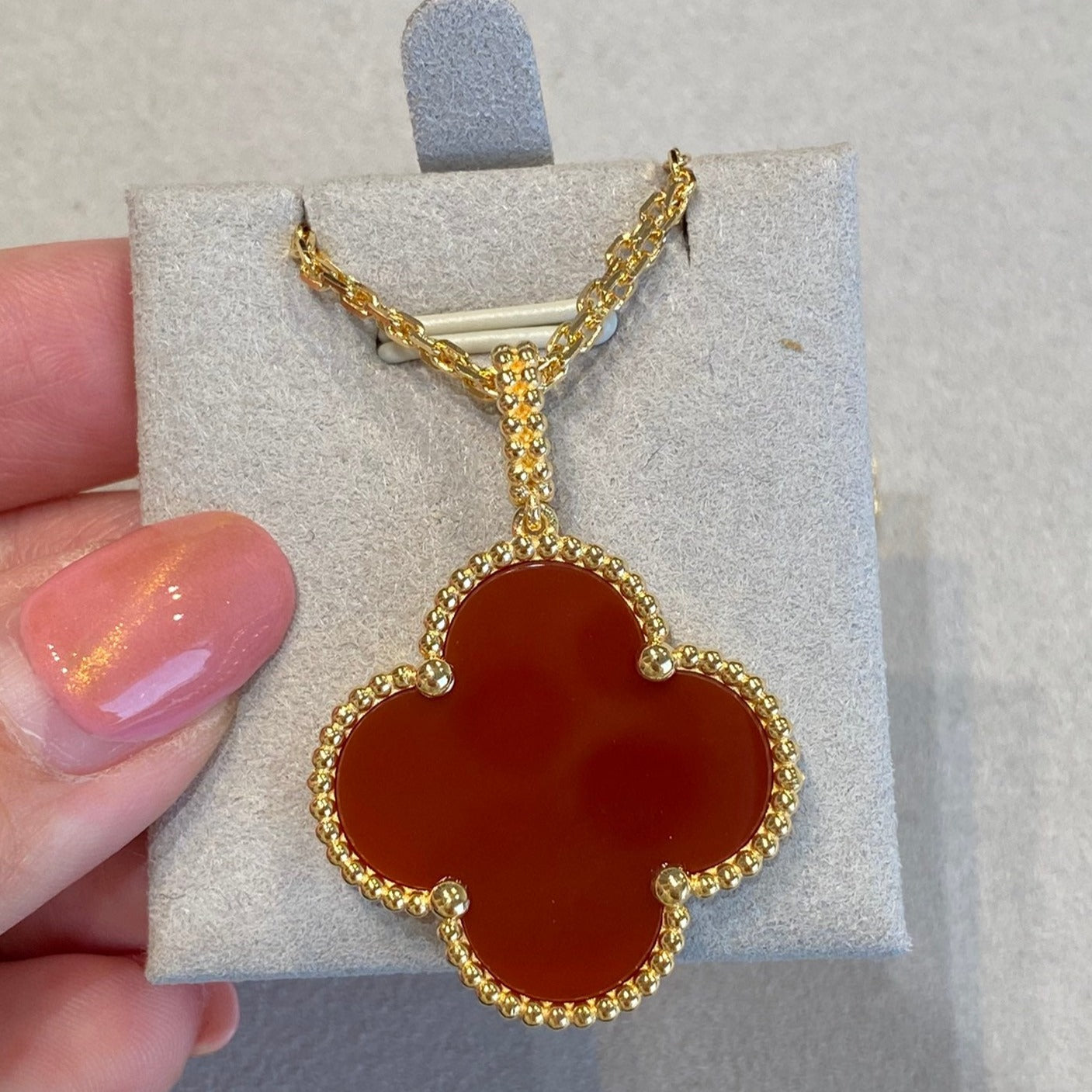 [Vellora Opalyn]CLOVER 25MM NECKLACE GOLD CARNELIAN