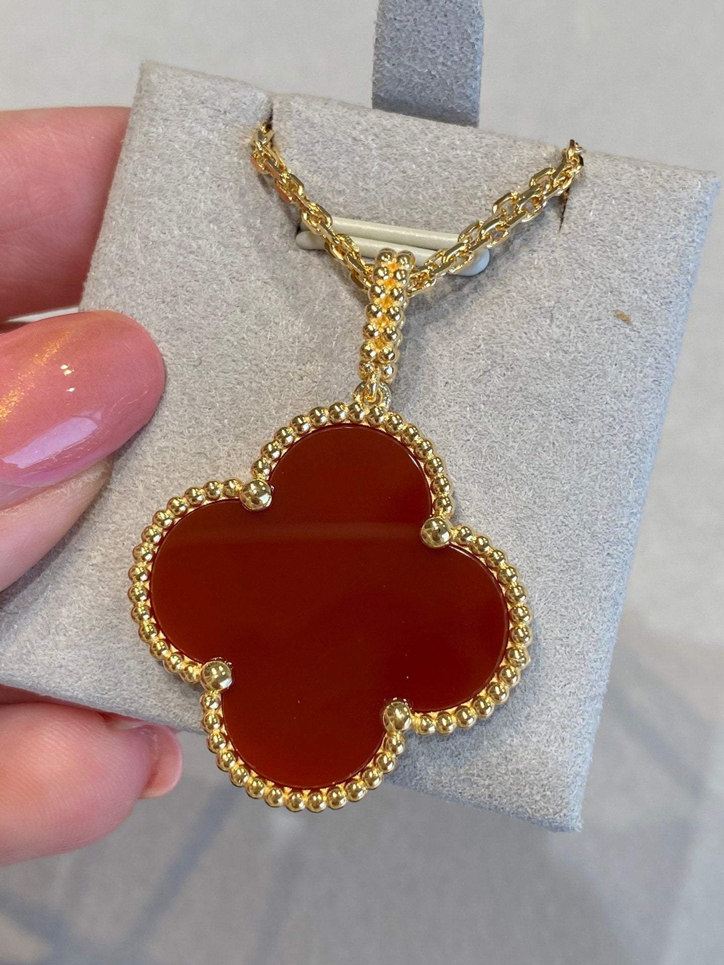[Vellora Opalyn]CLOVER 25MM NECKLACE GOLD CARNELIAN