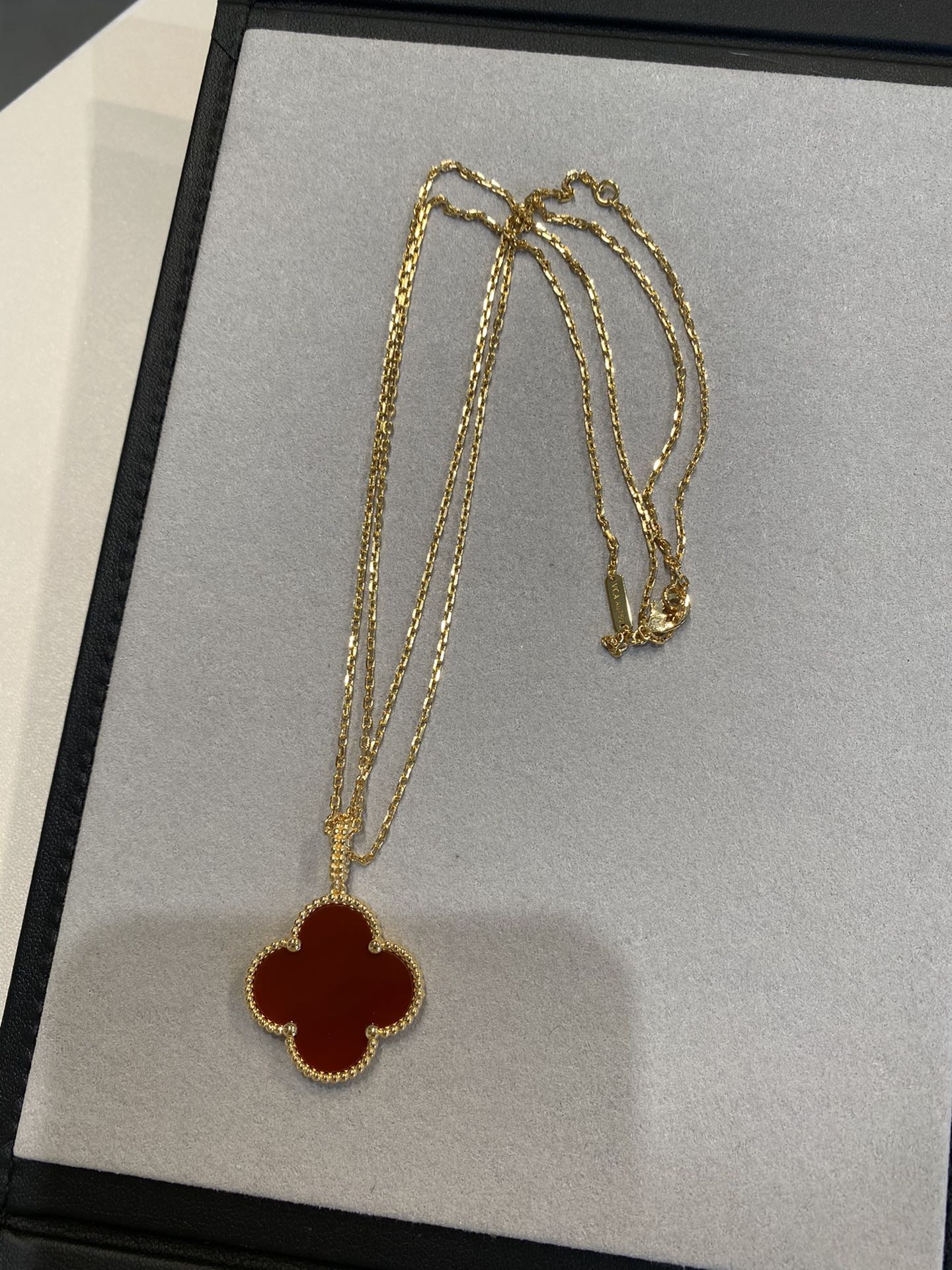 [Vellora Opalyn]CLOVER 25MM NECKLACE GOLD CARNELIAN