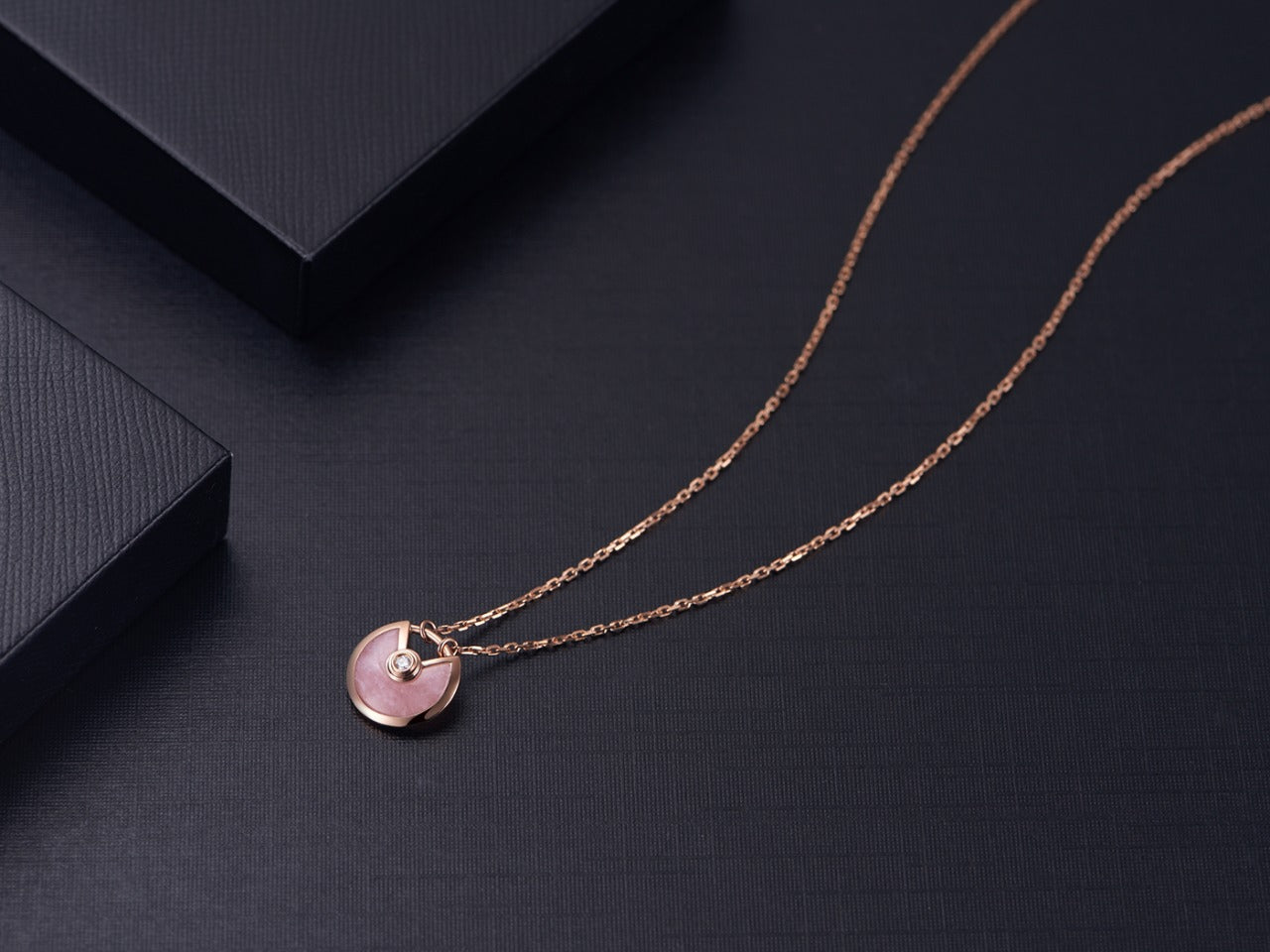 [Vellora Opalyn]AMULETTE ROSE GOLD PINK MOP NECKLACE