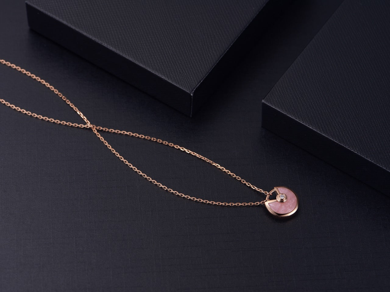 [Vellora Opalyn]AMULETTE ROSE GOLD PINK MOP NECKLACE