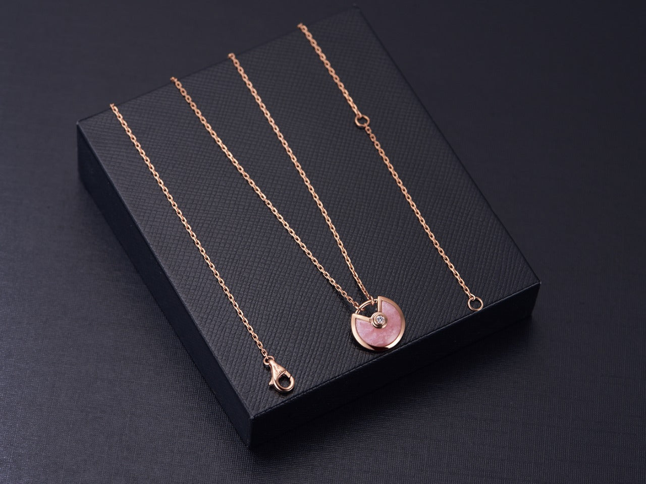 [Vellora Opalyn]AMULETTE ROSE GOLD PINK MOP NECKLACE
