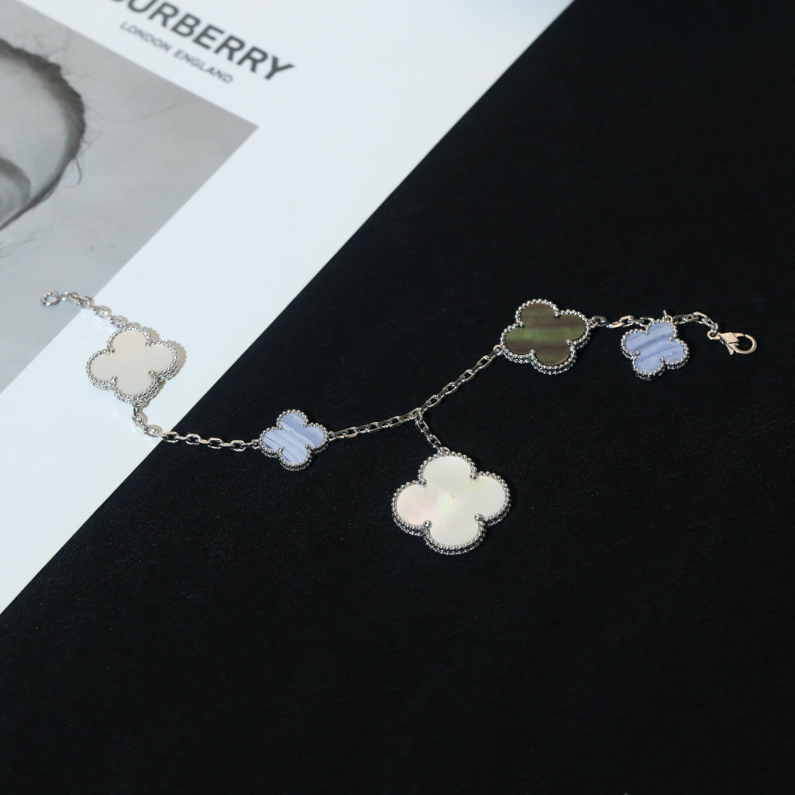 [Vellora Opalyn]CLOVER BRACELET 5 MOTIFS MOP CHALCEDONY SILVER