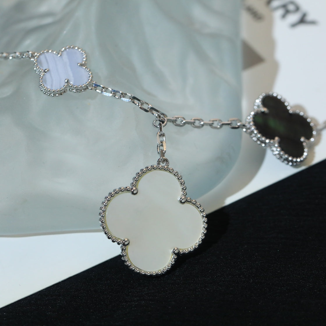 [Vellora Opalyn]CLOVER BRACELET 5 MOTIFS MOP CHALCEDONY SILVER