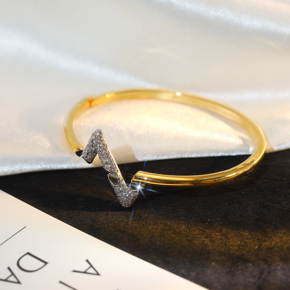 [Vellora Opalyn]VOLTE UPSITE DOWN GOLD DIAMOND BRACELET