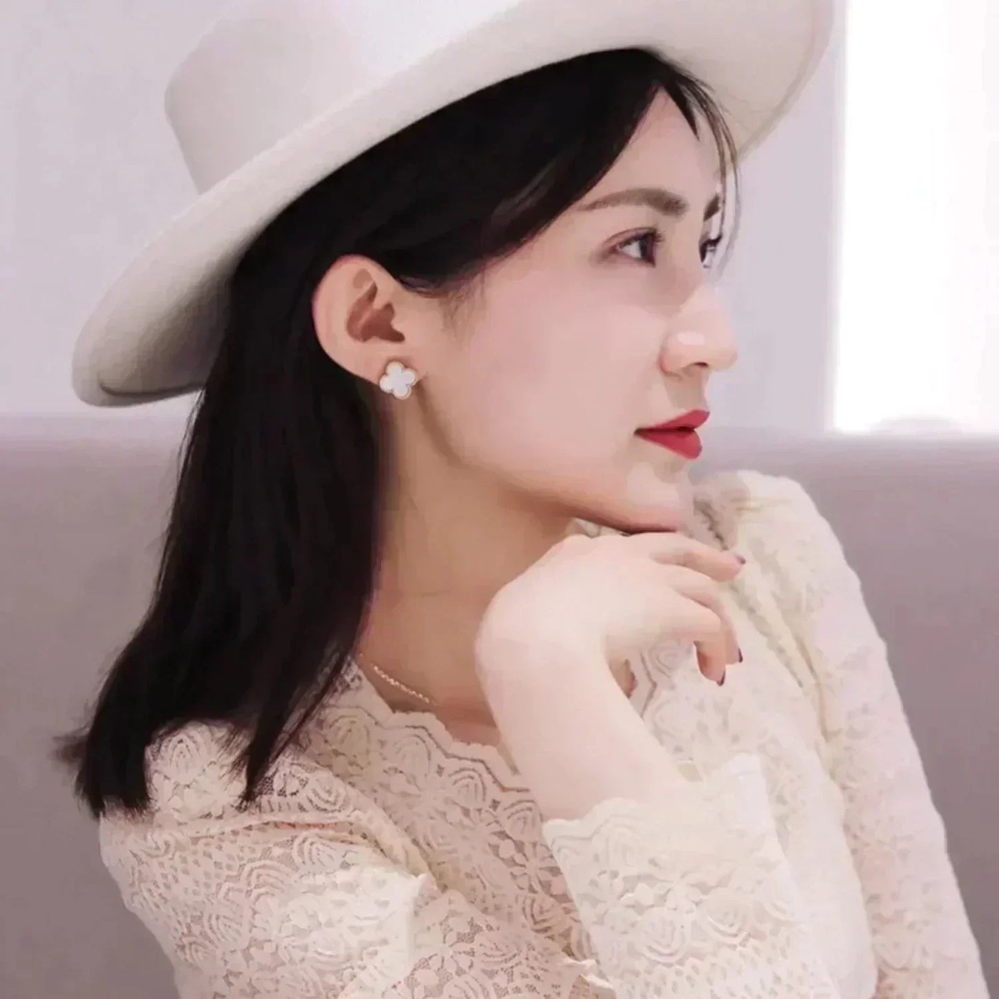 [Vellora Opalyn]CLOVER MEDIUM 1 MOTIFS  WHITE MOP STUD EARRINGS