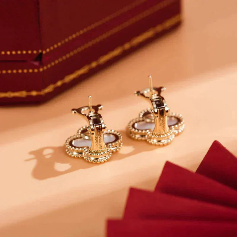 [Vellora Opalyn]CLOVER MEDIUM 1 MOTIFS  WHITE MOP STUD EARRINGS